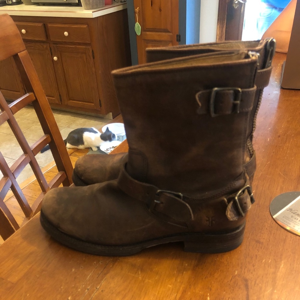 Perfect FRYE dark brown short boots